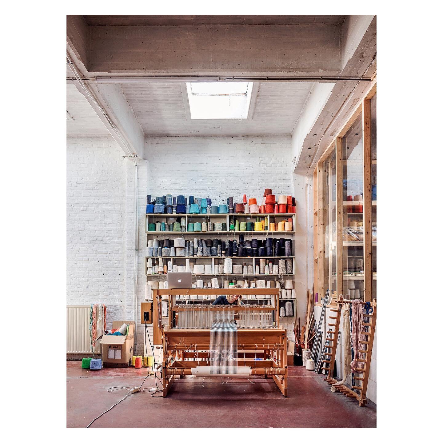 me and my loom captured by @ernieenkelaar for @vtwonen 

#weavingloom #handloom #dobbyloom #lou&euml;t #weavingstudio #atelier #textiledesign #esthervanschuylenbergh #vtwonen