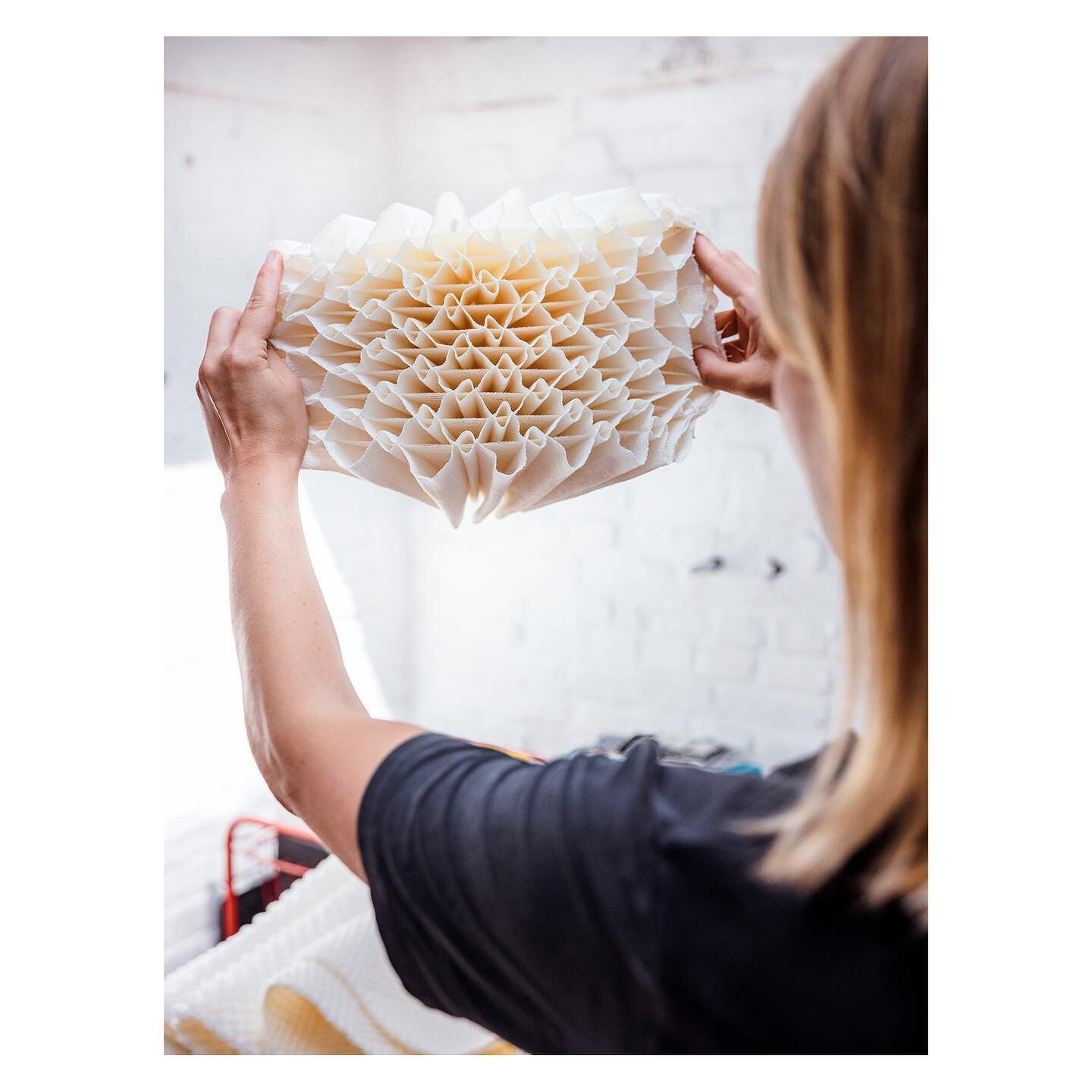 me and my work captured by @ernieenkelaar for @vtwonen 

#textiledesign #weaving #3dweaving #textileresearch #handweaving #weavingstudio #atelier #esthervanschuylenbergh #vtwonen