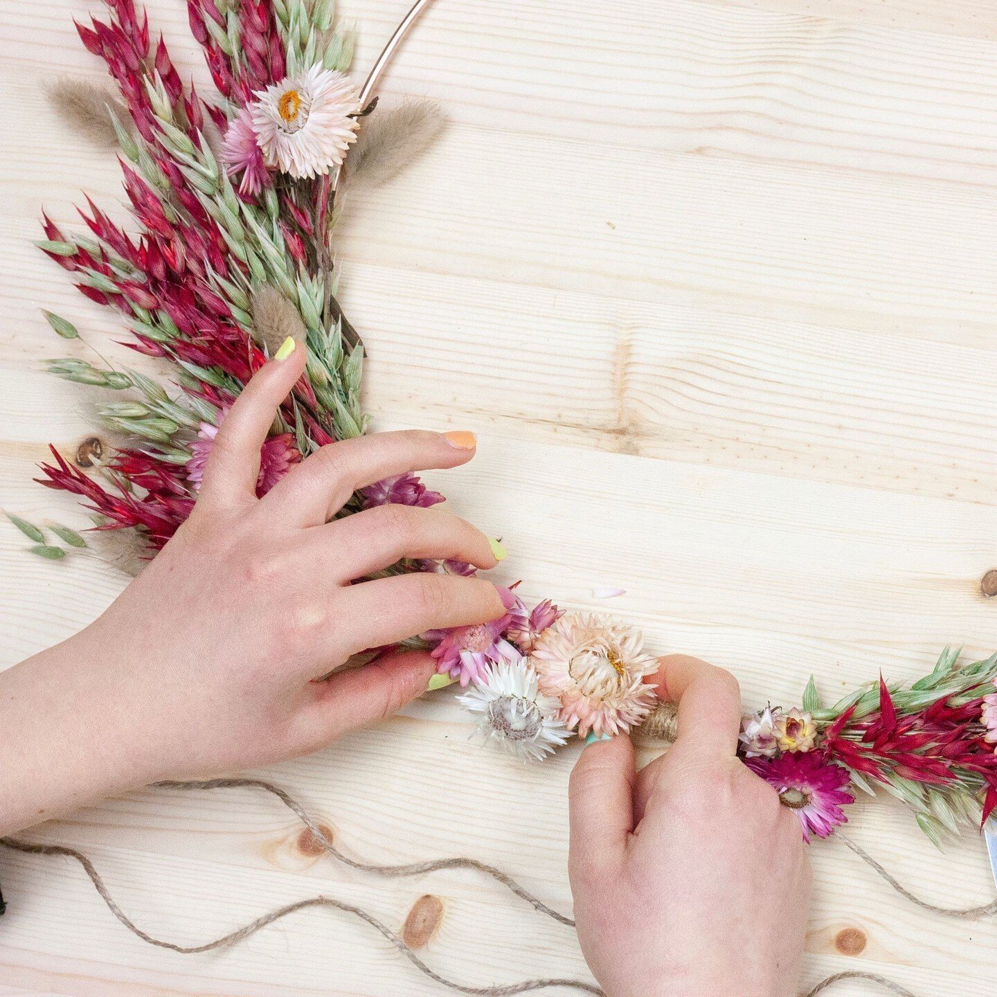 Dried Floral Wreath making materials make us swoooon 🌸🌾
Fancy making your very own natural wreath? 

Send us a DM or email us today t find out how you can book in!

#thecraftyhen #craftworkshop #henparty #teambuilding #craftyhen #wellnessworkshop #