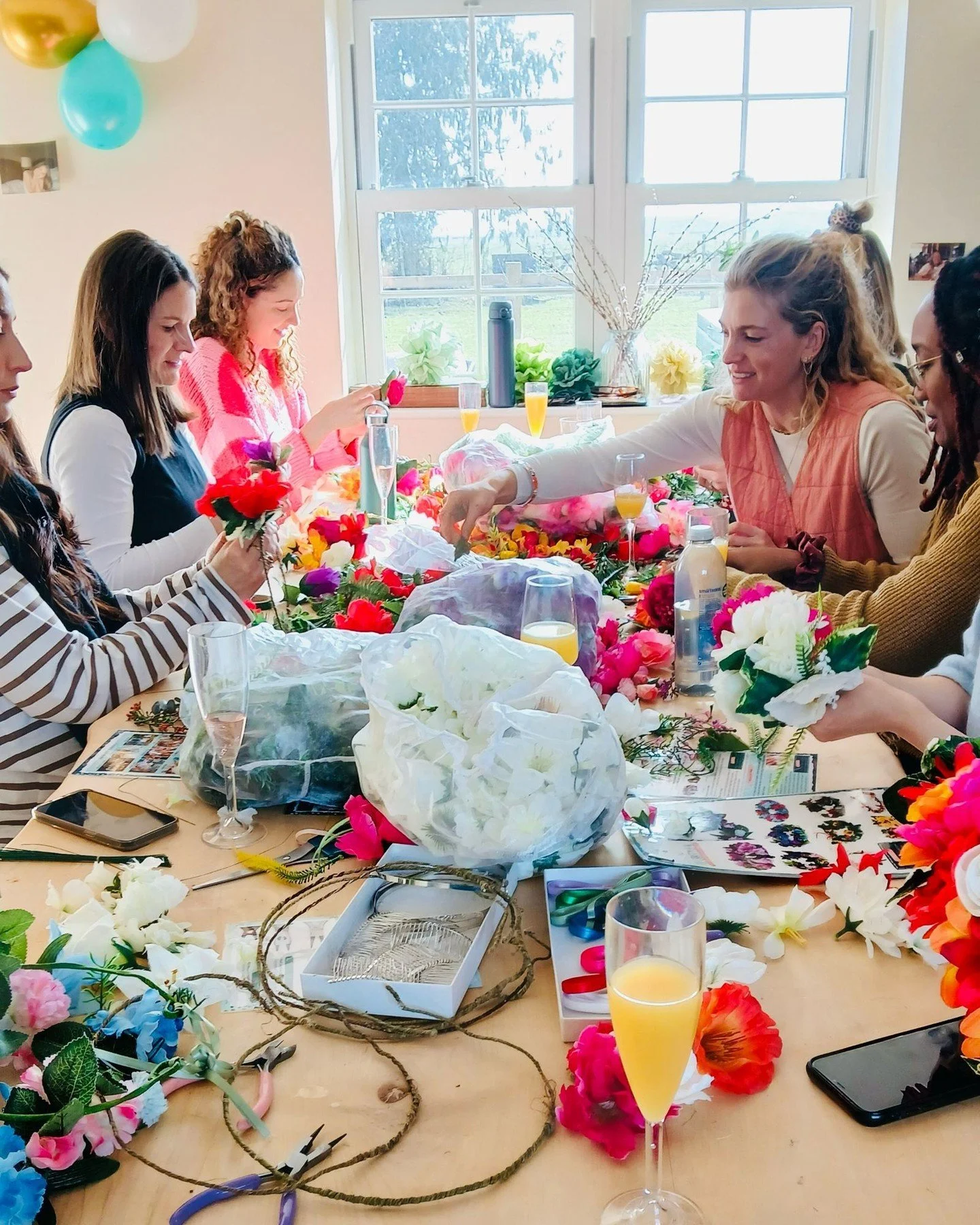 Big birthday coming up?🎈 Treat yourslef and your besties to a crafty workshops as part of your bday celebrations 🎊 

We can come to your venue, be it your home, booked accommodation or a hired function space, with all the materials and guidance nee