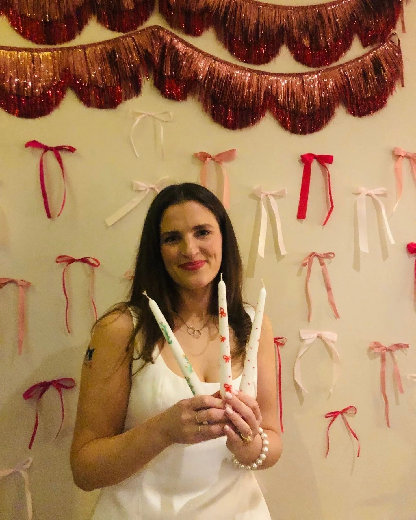 Candle painting- the newest addition to The Crafty Hen workshops snapped in action! ✨🎨

We&rsquo;re loving these photos taken from Sophie&rsquo;s hen party in February, planned by friend Ailis, we arrived at their accommodation with everything neede