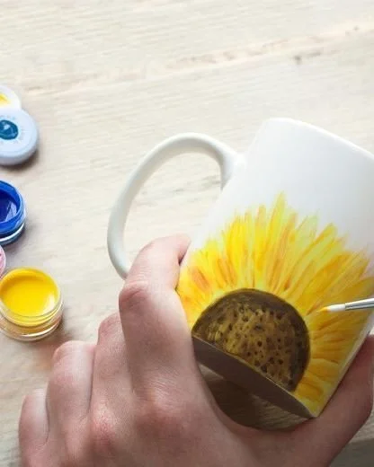 Looking for a wholesome way to spend this coming bank holiday weekend?🌟 

No matter the weather, DIY craft kits are a flexible way to do something creative over the long weekend!
From Ceramic painting to bunting, floral hoops and more, there's a cra
