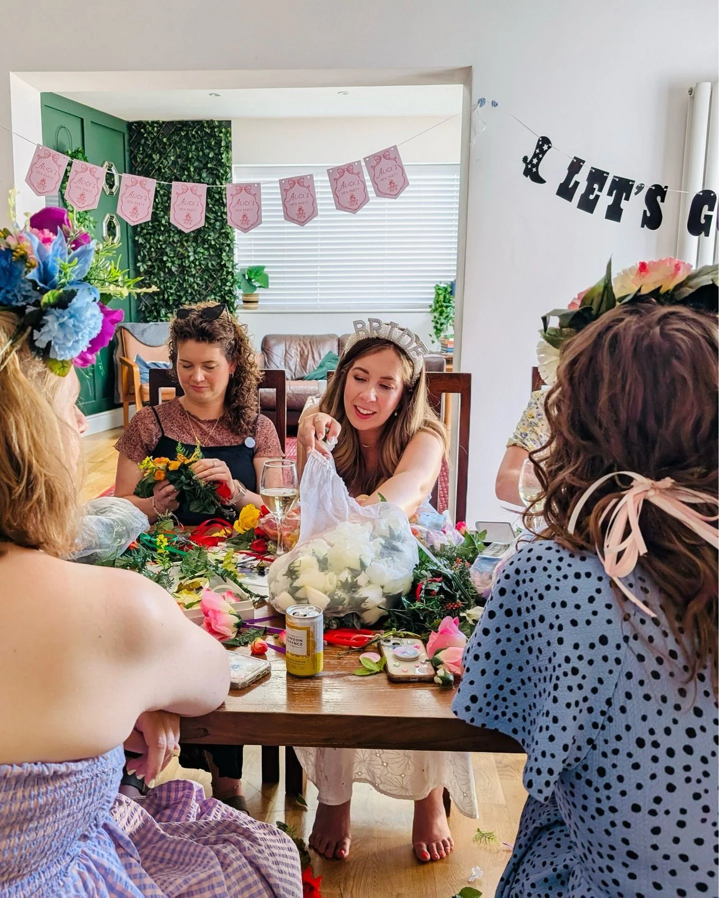 Flower Crowns, Always 💁&zwj;♀️

Our forever most popular hen party activity never disappoints 🥂 create crowns for the hen party weekend or to add some whimsy to your outfits for wedding itself! 

Gorgeous photos courtesy of Alice&rsquo;s hen party 