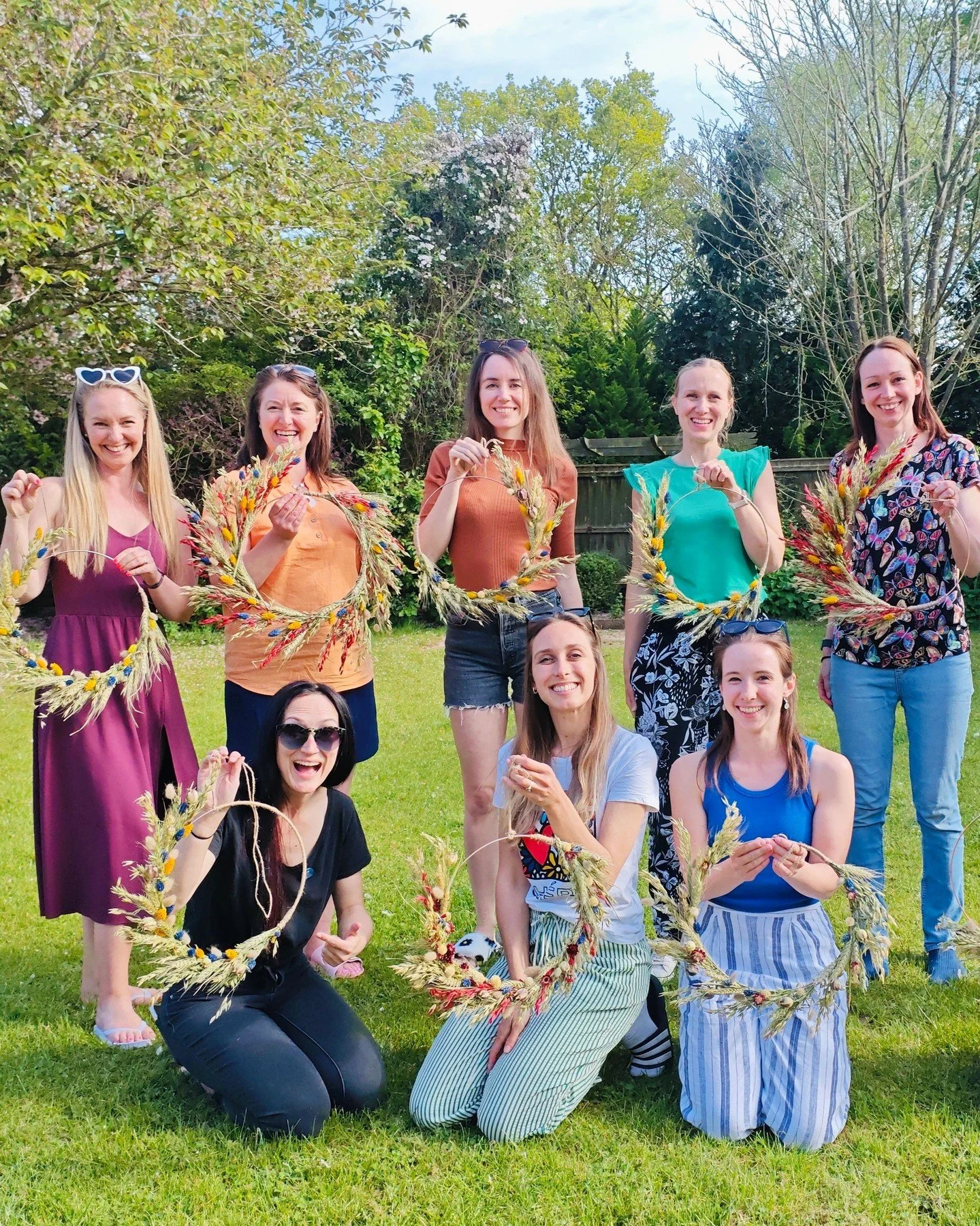 Dried Floral Wreath Making! 

This eco-friendly activity is perfect if you want to create a gorgeous bespoke decoration! 
Ideal for the hen do, making as decor for the wedding day too.

Available for in person workshops and as a handy DIY craft kit f