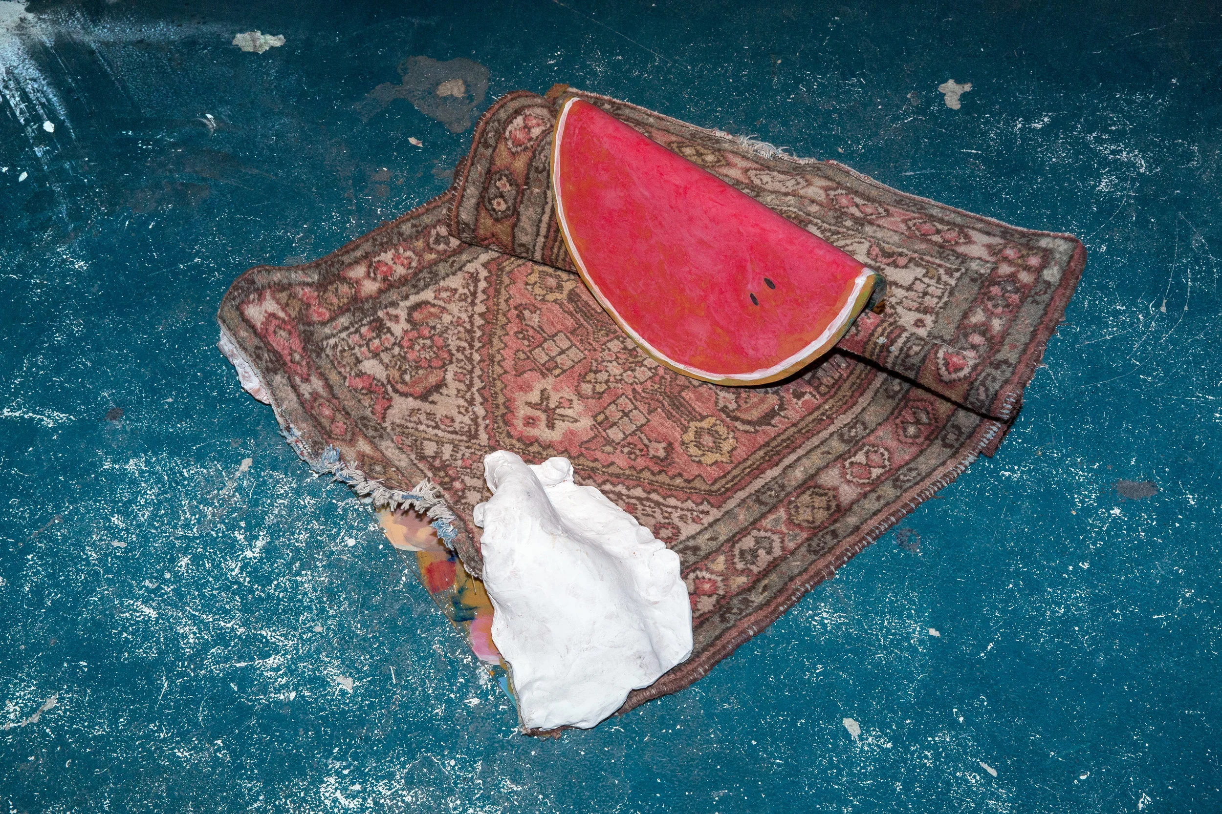 Carped Trapped by a Watermelon, 2014 Keramik, Gips, Teppich, bemaltes Glas 35 x 110 x 70 cm