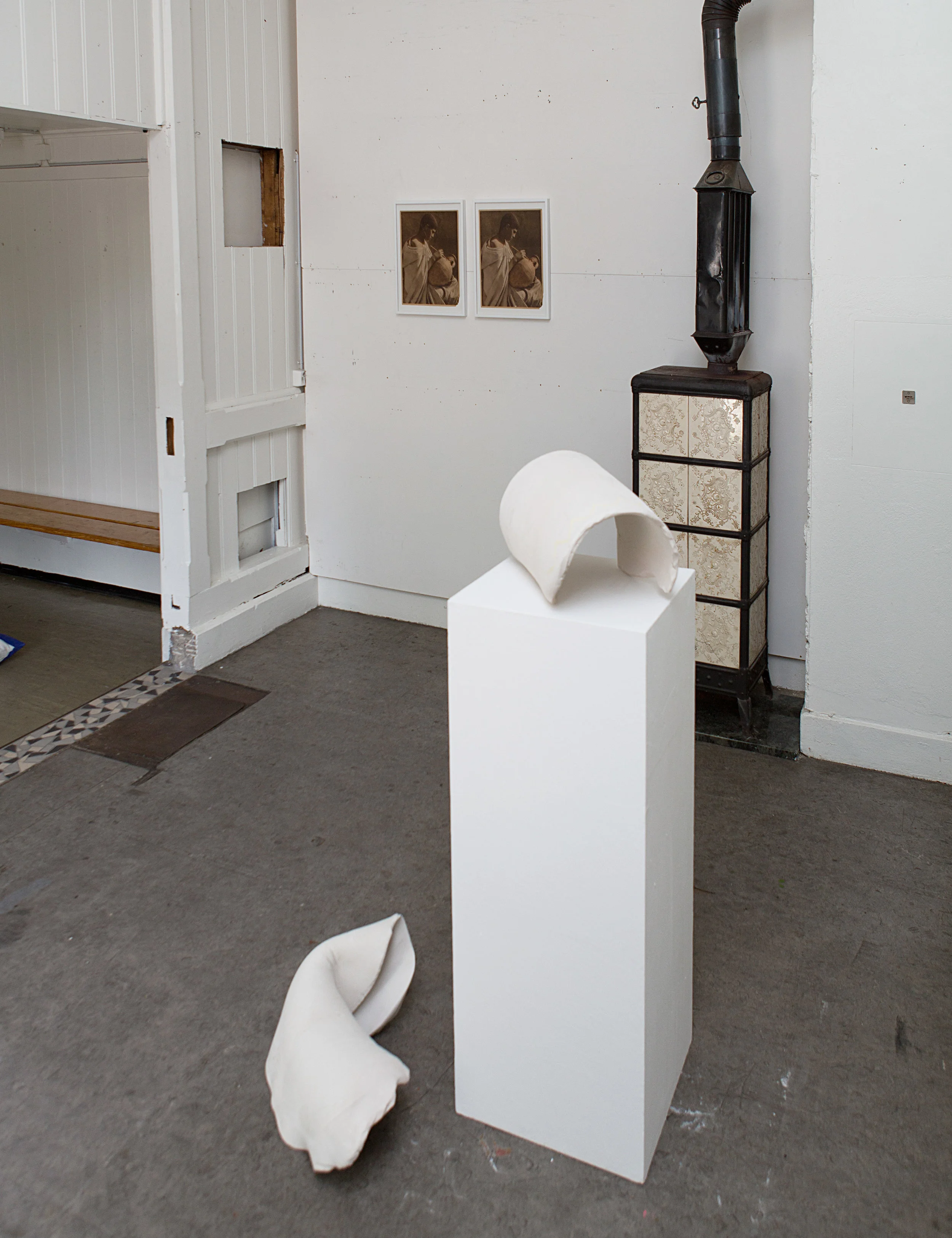 Emoji, 2013 Keramik unglasiert 25 x 45 x 20 cm und 28 x 45 x 35 cm