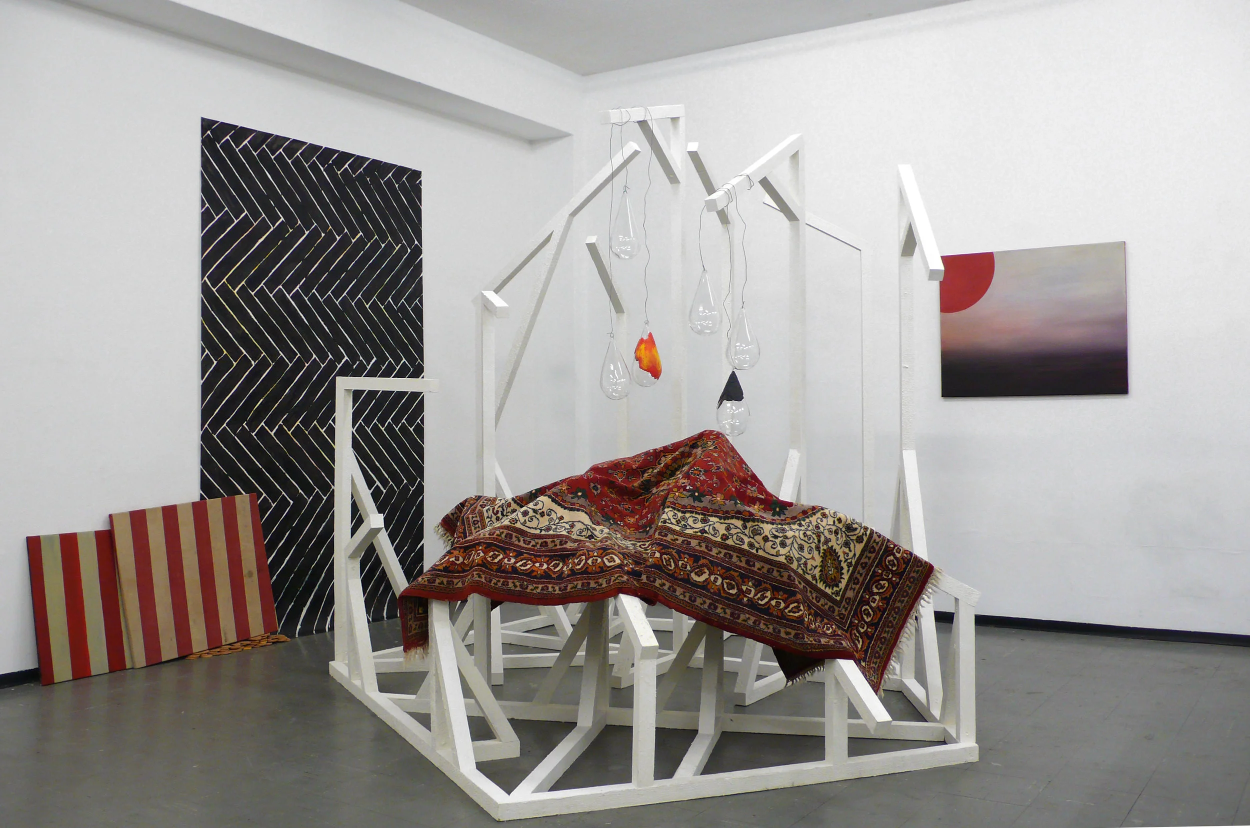 Ausstellungsansicht: Ich seh etwas was Du nicht siehst, 2010 Installation mit diversen Materialien Holzkonstruktion: ca 250 x 300 x 400 cm Bild: 74 x 93 cm