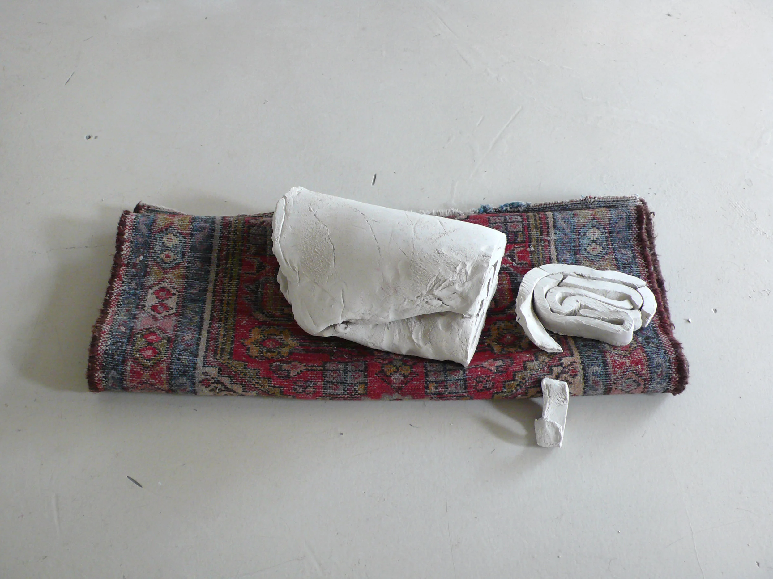 Ohne Titel, 2010 ungebrannter Ton, Teppich ca. 30 x 80 x 30 cm