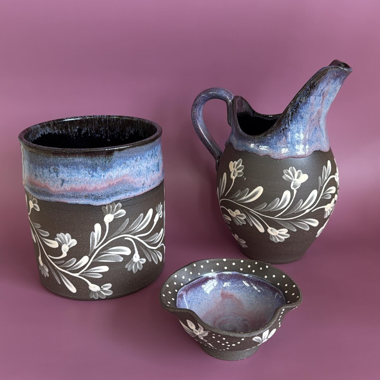 Revisiting an older pattern on a couple pieces! I have this design on a set of pasta bowls at home that we use almost every day, so it feels extra special to make it again. Do any of you remember this pattern, or maybe even have a piece with it? 💜 
