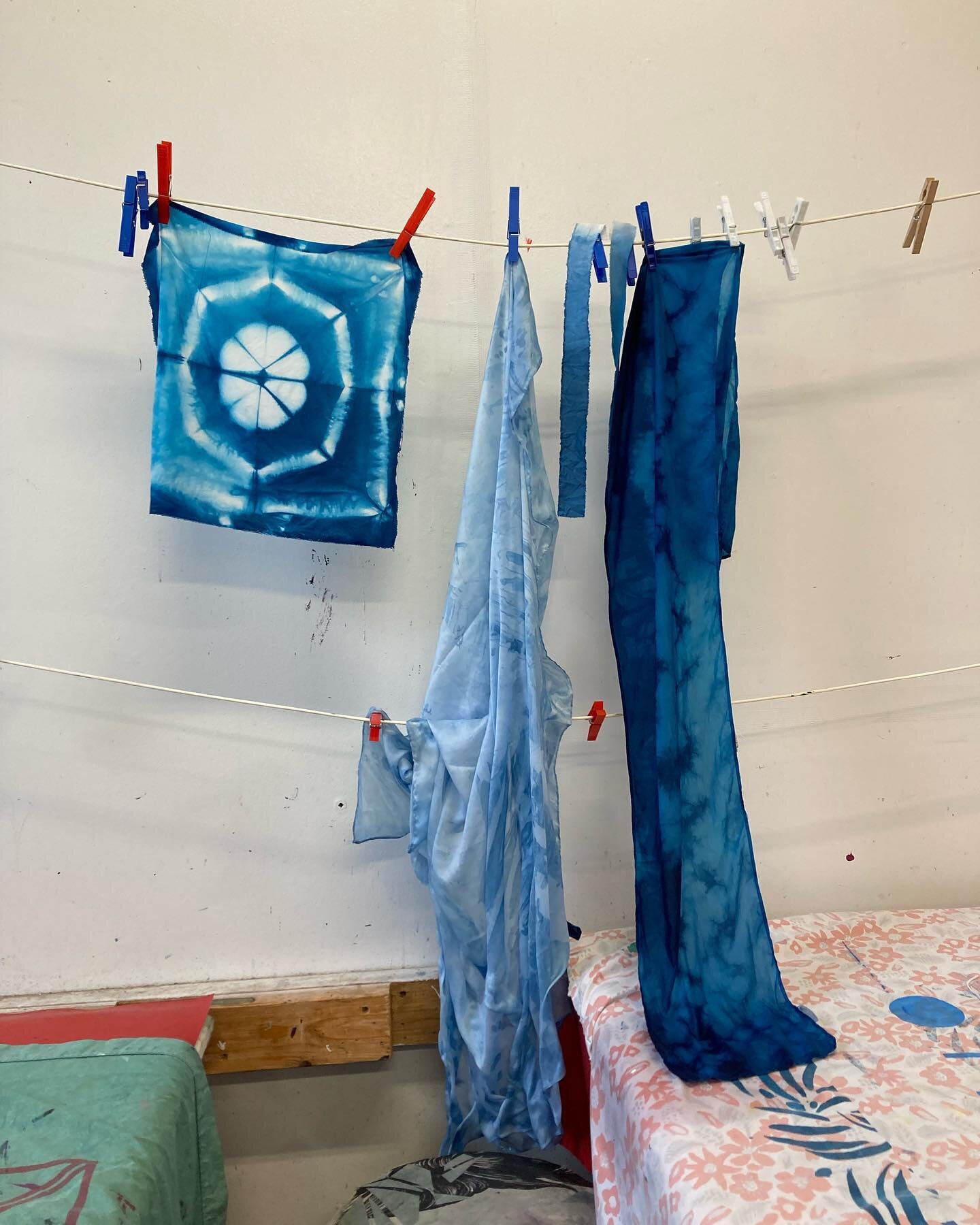 A peek at student&rsquo;s work from today&rsquo;s Indigo Extravaganza @lillstreet @textilesatlillstreet 🌀💙🪣

#shibori #indigo #naturaldye #textiles #silk #cotton #communitystudio #lillstreet #colorstudies #surfacedesign