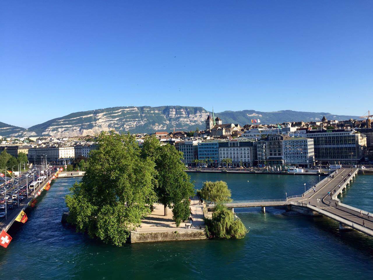   This small island to the right of Pont de Mont-Blanc is known as  Île Rousseau , named after the famed philosopher Jean-Jacques Rousseau. His works including the Discourse on Inequality and The Social Contract have been integral in the formation of