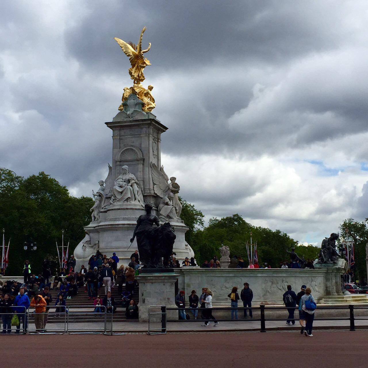 Across Buckingham Palace: the Victoria Memorial 
