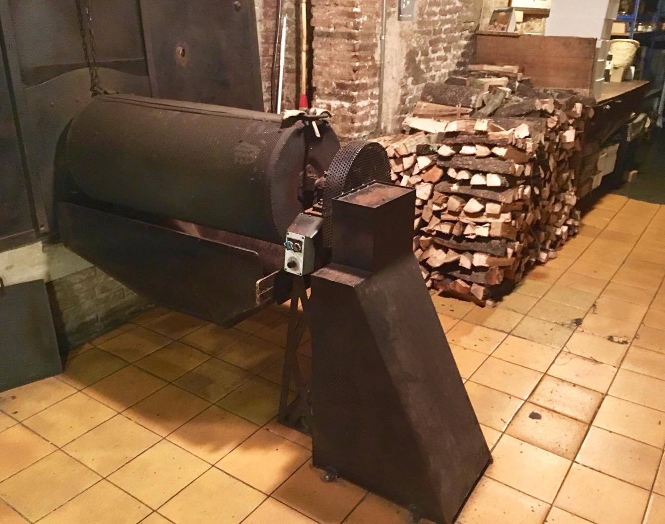  The roasting oven, using chopped wood. 