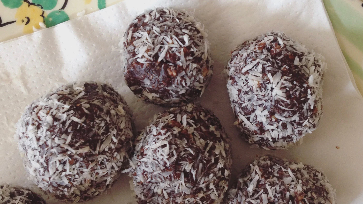 Cacao & almond power balls
