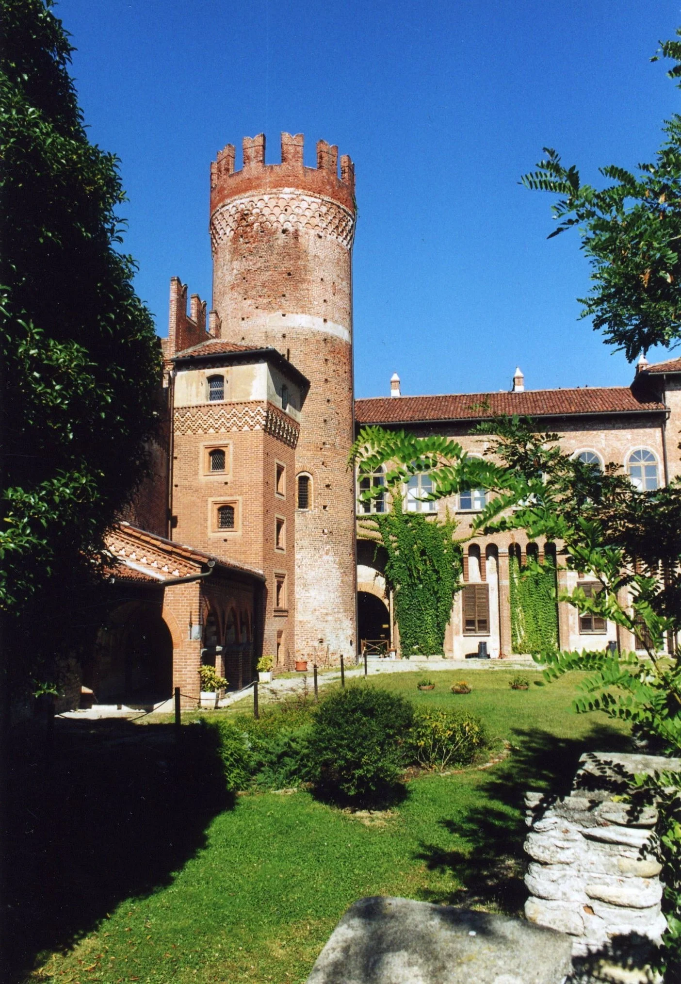 Castello%20Malgrà%20-%20cortile.jpg