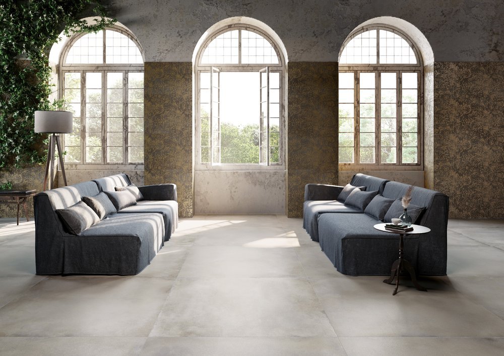 mod_ricchetti_fresco_pearl_120x120_damask+umber_60x120_nt_living.jpg