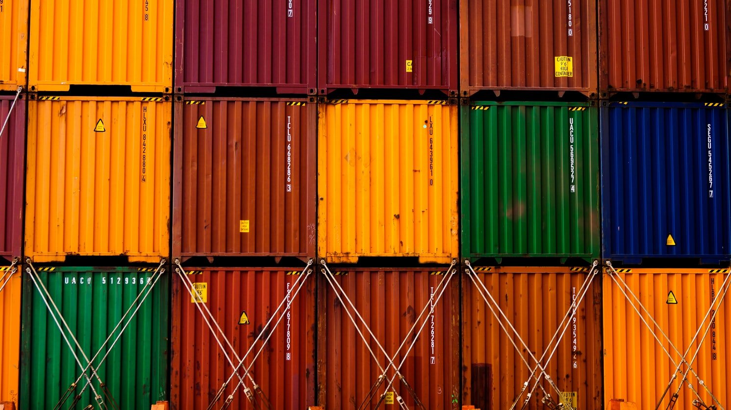 Container logs. Контейнер 12 метров. Контейнер на рынке. Морской контейнер фото. Железнодорожный контейнерный терминал.