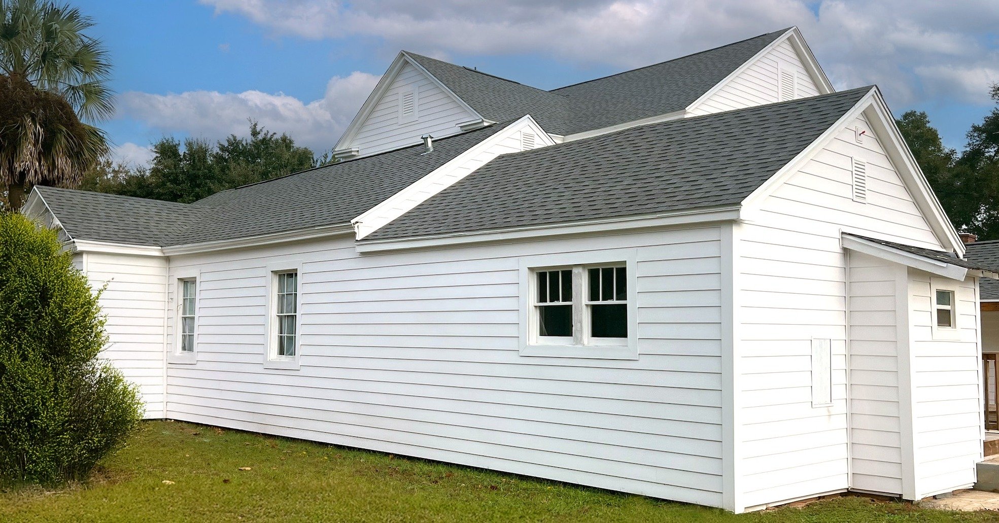 🏗️ Featured Project: Chaffin House in Milton, FL by @everlastsidingofficial 

Restoring a historic home comes with a unique challenge: honoring the past while ensuring long-term durability. Everlast's advanced composite siding delivered on both fron