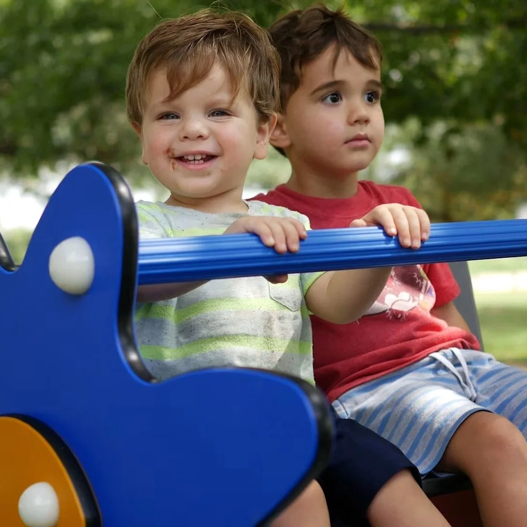 🎏🌤️ Flag Pole Hill Park's inclusive design extends beyond the playground to create a space where people of all generations and abilities can connect through play. Developed in collaboration with the Jordan Spieth Family Foundation and @kompan.us , 