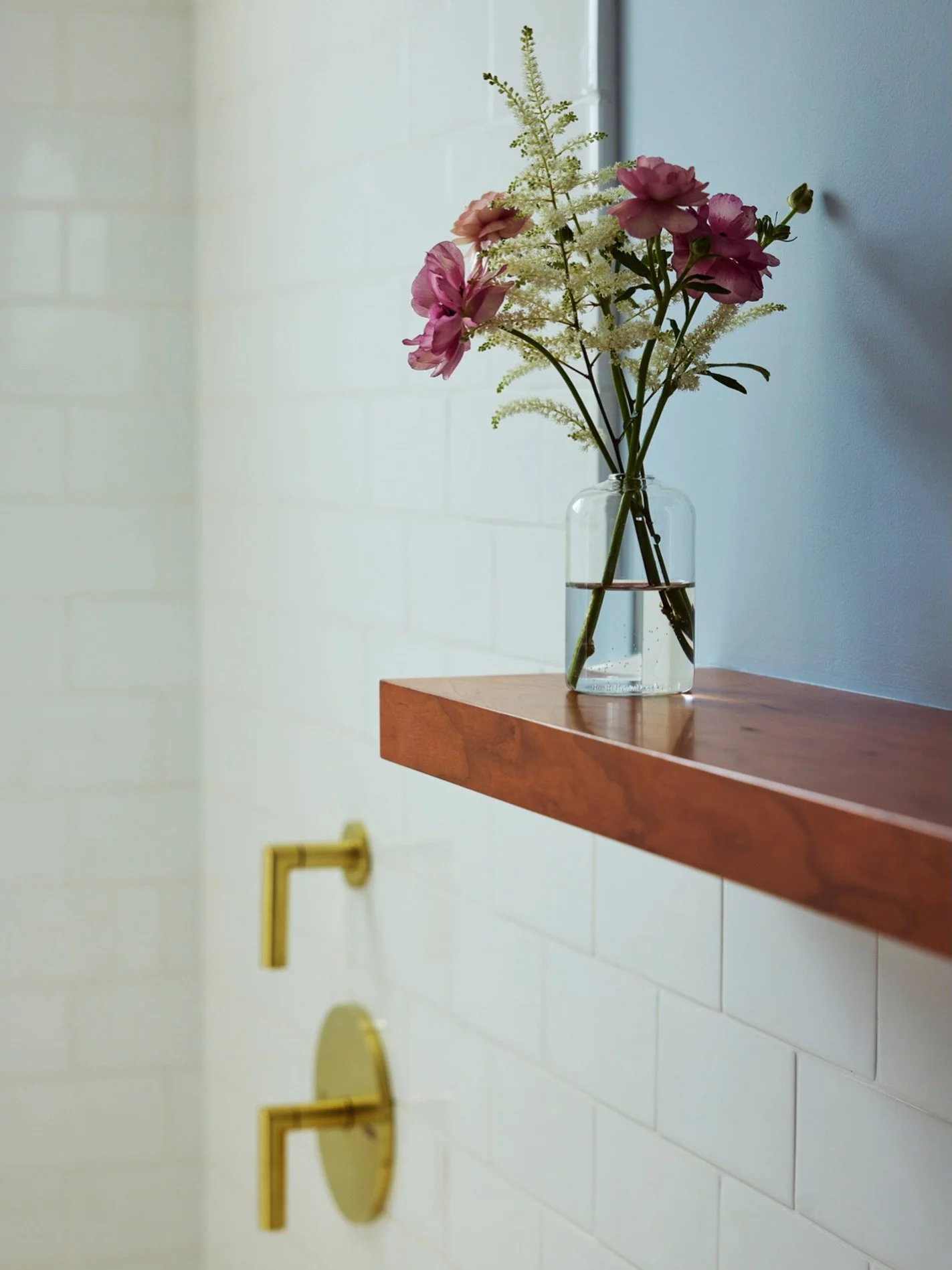 Calm bathroom moments for @alexisringinteriordesign
