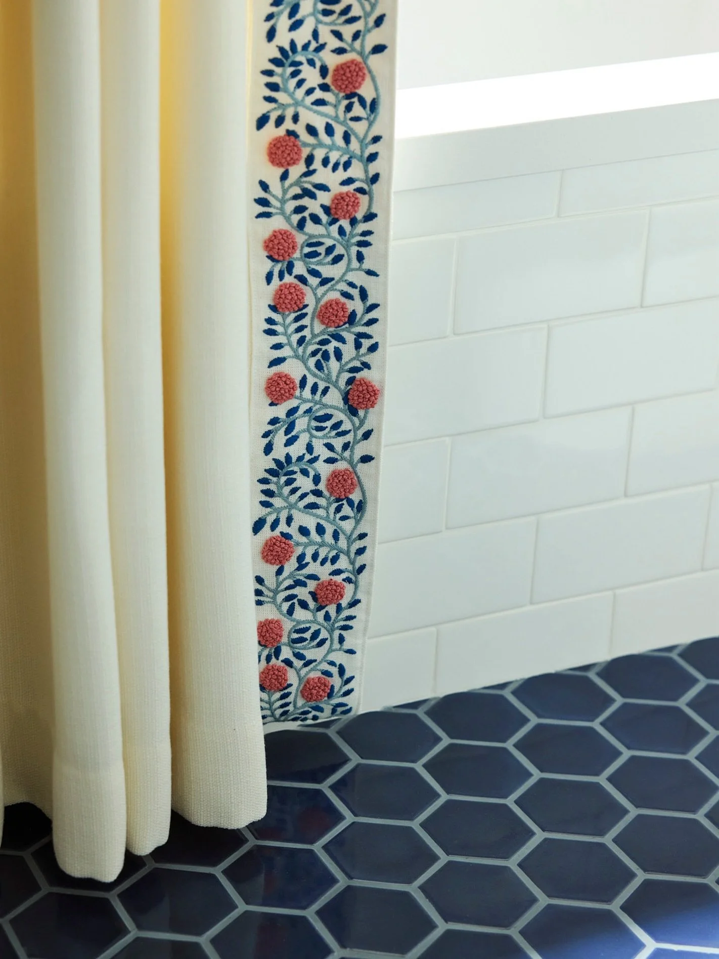 Calm bathroom moments for @alexisringinteriordesign