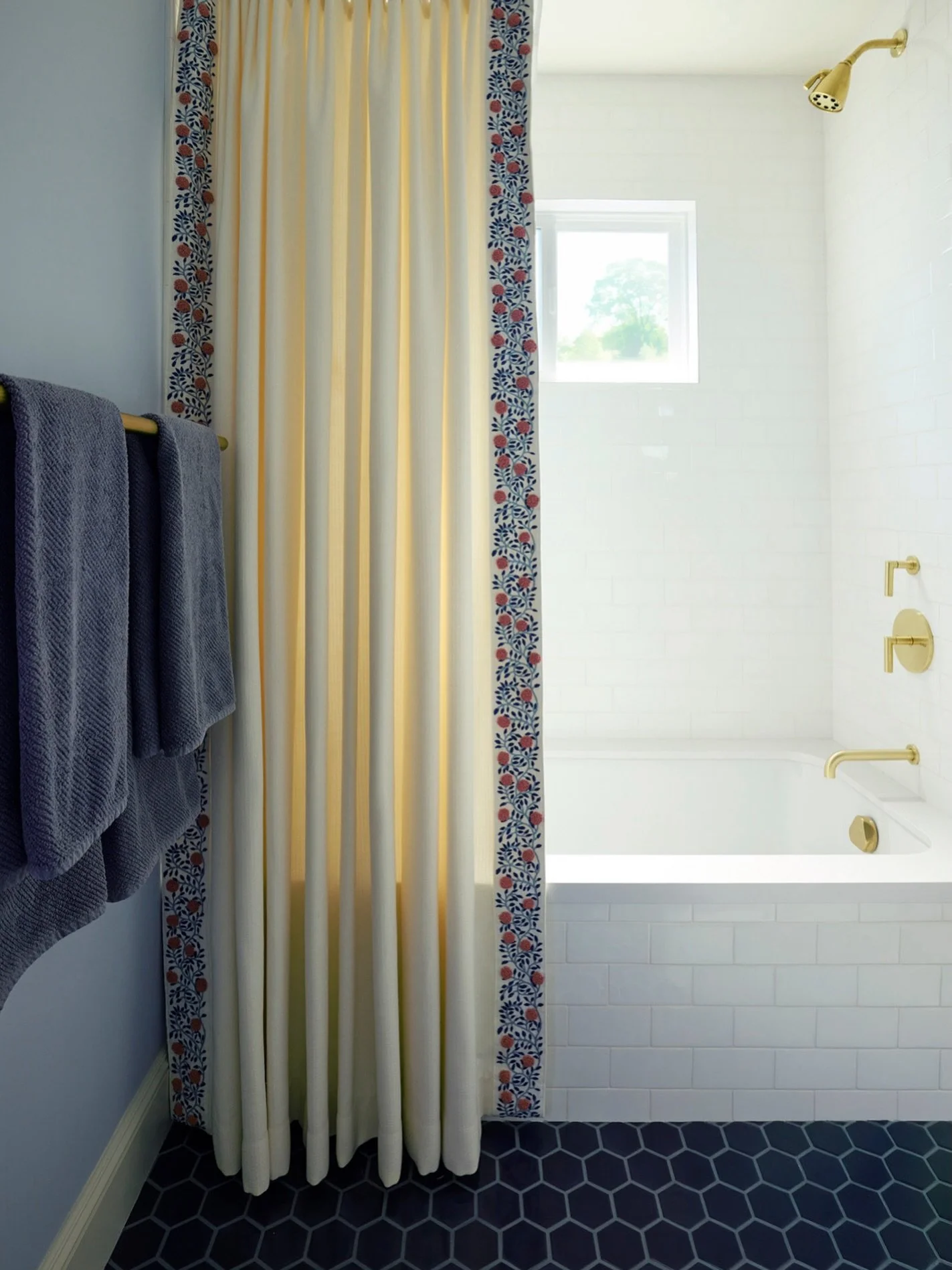 Calm bathroom moments for @alexisringinteriordesign