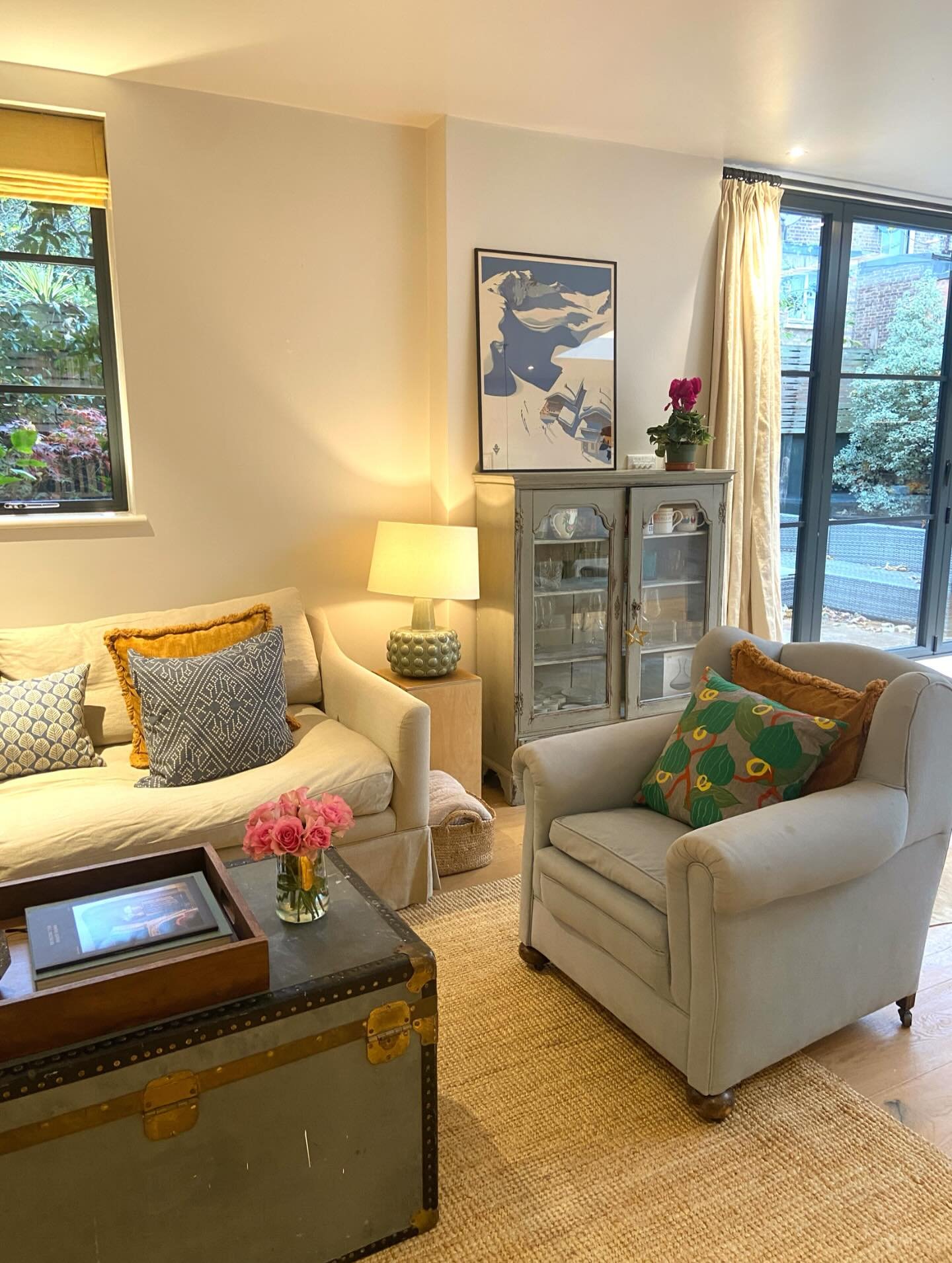 Good morning W12 🧡
.
.
.
.
.
#interiordesign #interiorsofinstagram #home #shepherdsbush #airbnb #myhomestyle #myrealhome #livingroom