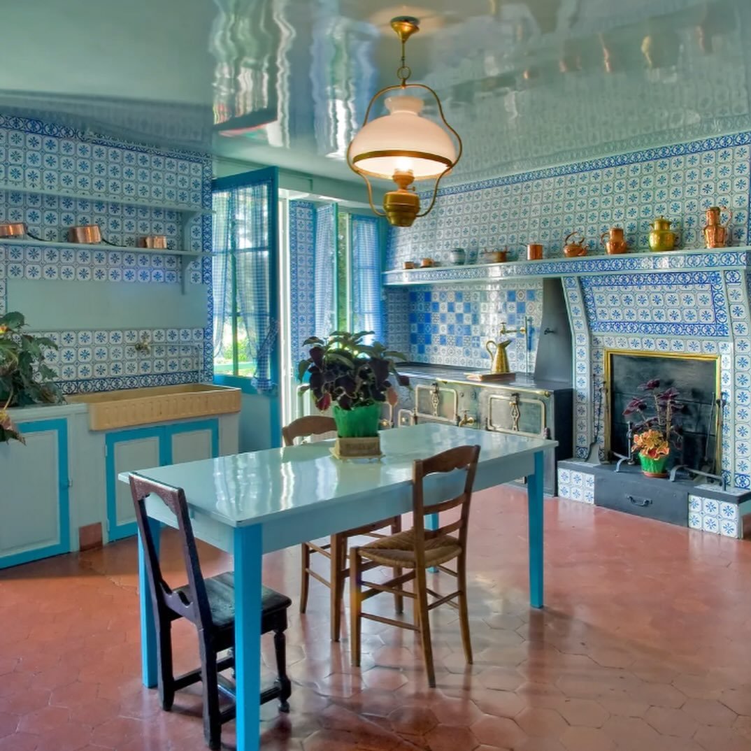 **High gloss ceilings** I&rsquo;ve been fantasising about this for a while but it would definitely require an expensive specialist. High gloss walls and ceilings remain a fringe interior trend. Unlike the Dynasty fuelled 80s, we&rsquo;re living in a 