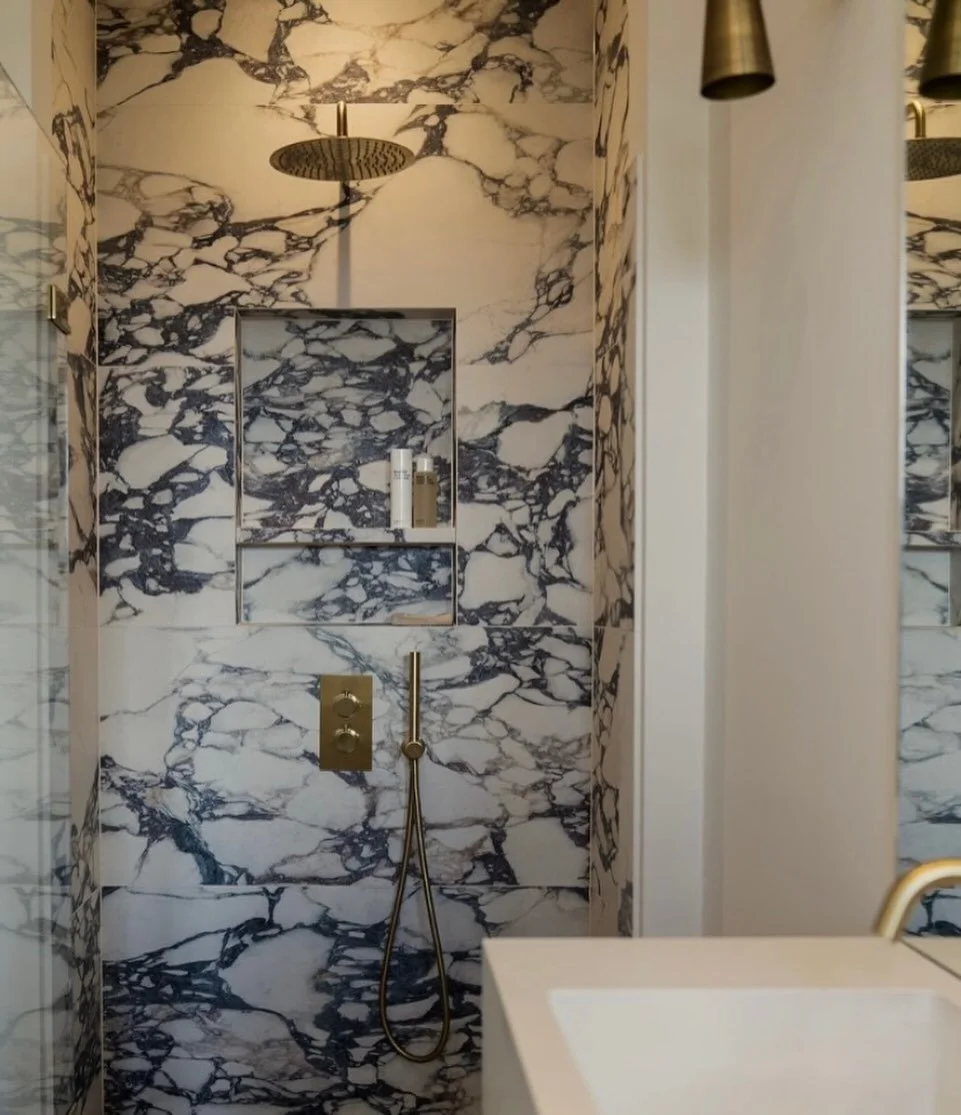 **Marble effect tiles** I keep hearing about and seeing incredible marble-effect porcelain tiles and look utterly sumptuous. These Breccia Viola tiles are from The Yorkshire Tile Company @ytctiles via @thehousethatblackbuilt 😍
If you&rsquo;re lookin