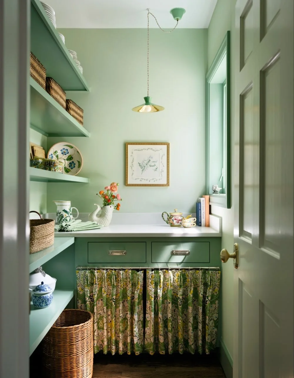 Today&rsquo;s inspiration has come from this charming nostalgic pantry by @emilytuckerdesign The cabinet skirt is in Merton fabric by @wmorrisandco 💚 

#interiordesign #interiorsofinstagram #morrisandco #pantry #greeninterior