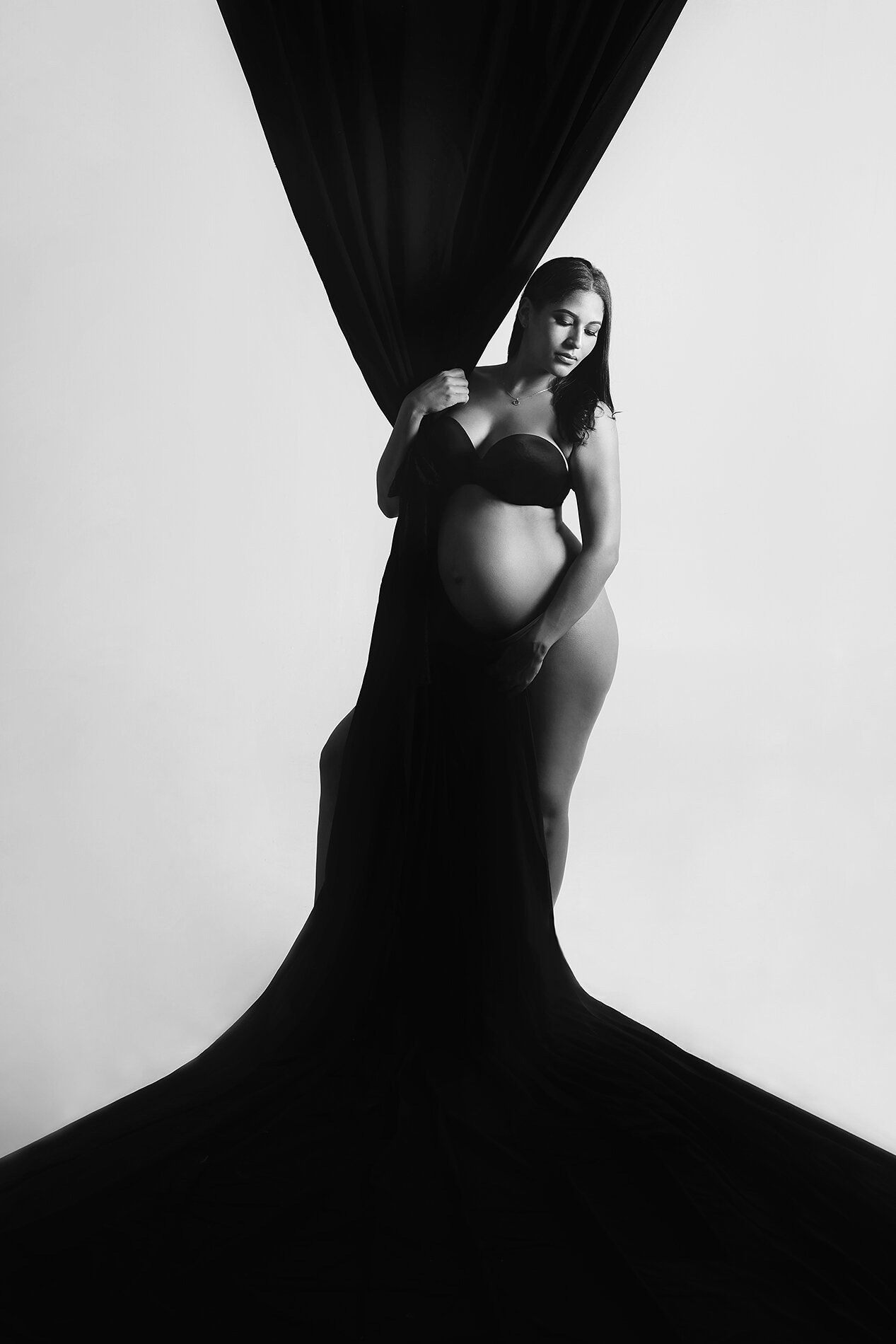 Noemi-maternity-photo-black-and-whitw-53BwebO.jpg