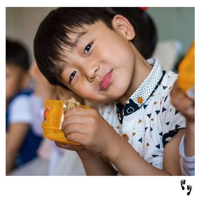 Our Canadian non-GMO soybeans provide children at the Hanggu Daycare in Nampo with a daily cup of soymilk rich in vitamins, minerals, amino acids, and proteins. It warms our hearts to see their sweet smiles after drinking the soymilk!

남포 항구 탁아소 어린이들