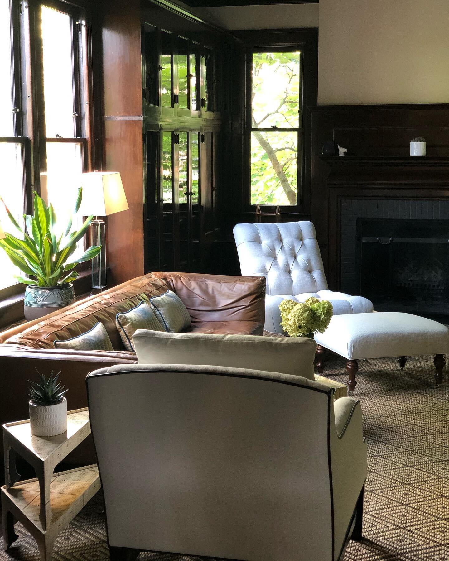 Lovely moment in this clients Library #ilovemyjob #wannemacherinteriors #ilovemyclients #librarydesign #oldtowneast
