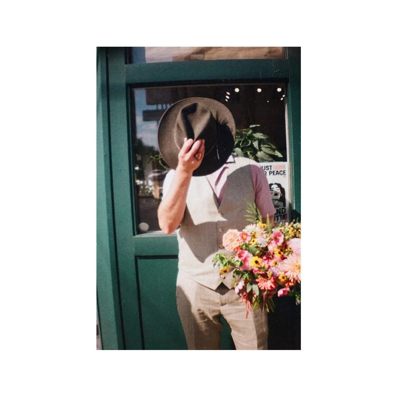 .
backyard wedding shenanigans with two of the best: a side of frisco freeze, a few rolls of film and all that summr luv❤️&zwj;🔥