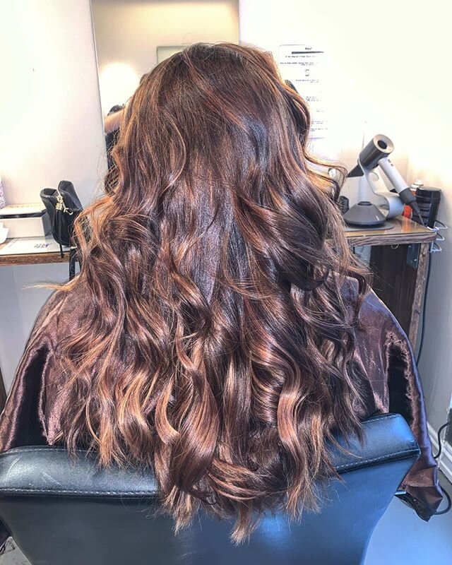 Todays 5 hour makeover 👌🏼 From dry, box-multicolored horsehair to shiny even mocha ombr&eacute; 🤩 By Alex . Swipe➡️
.
.
.
#matrix #matrixcolor #ugress #ugressfris&oslash;r #plheidenstrom #visionhaircare #hairmakeover #ombrehair #moccahair #matrixn