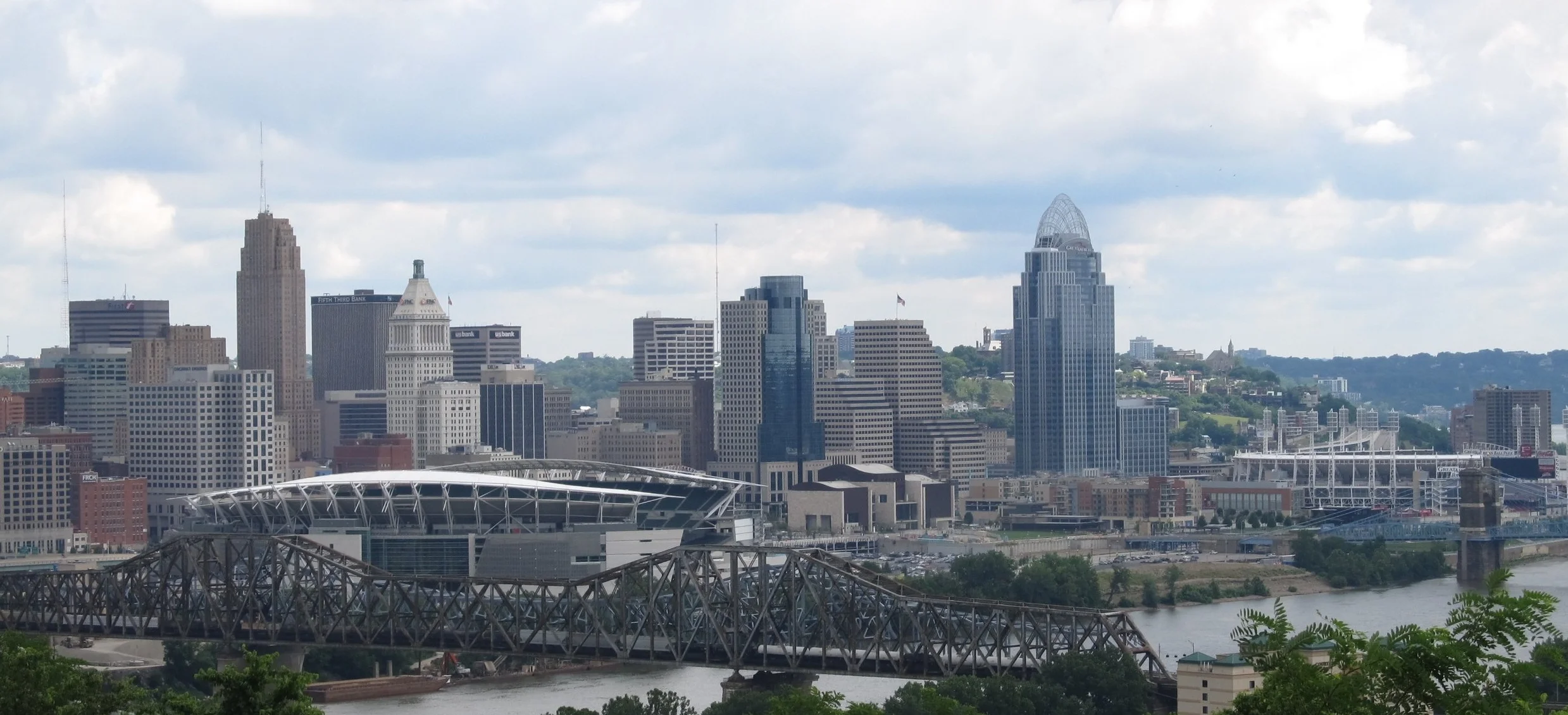 Cincinnati_Skyline_from_Devou_Park.jpg