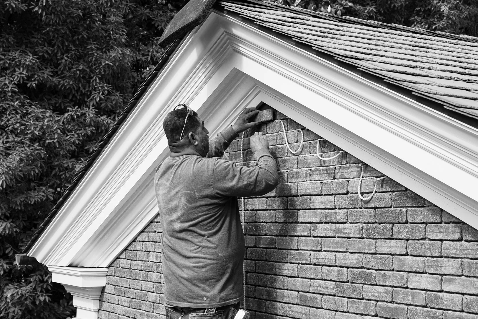 Right place at the right time&hellip; seeing the last thin brick piece placed at the peak of one of the gable end walls.

#truecraftbuilding #luxury&nbsp;#homedesign #customhome #bayareabuilders #classicdesign #bayareahomes #californiahomes #premierb