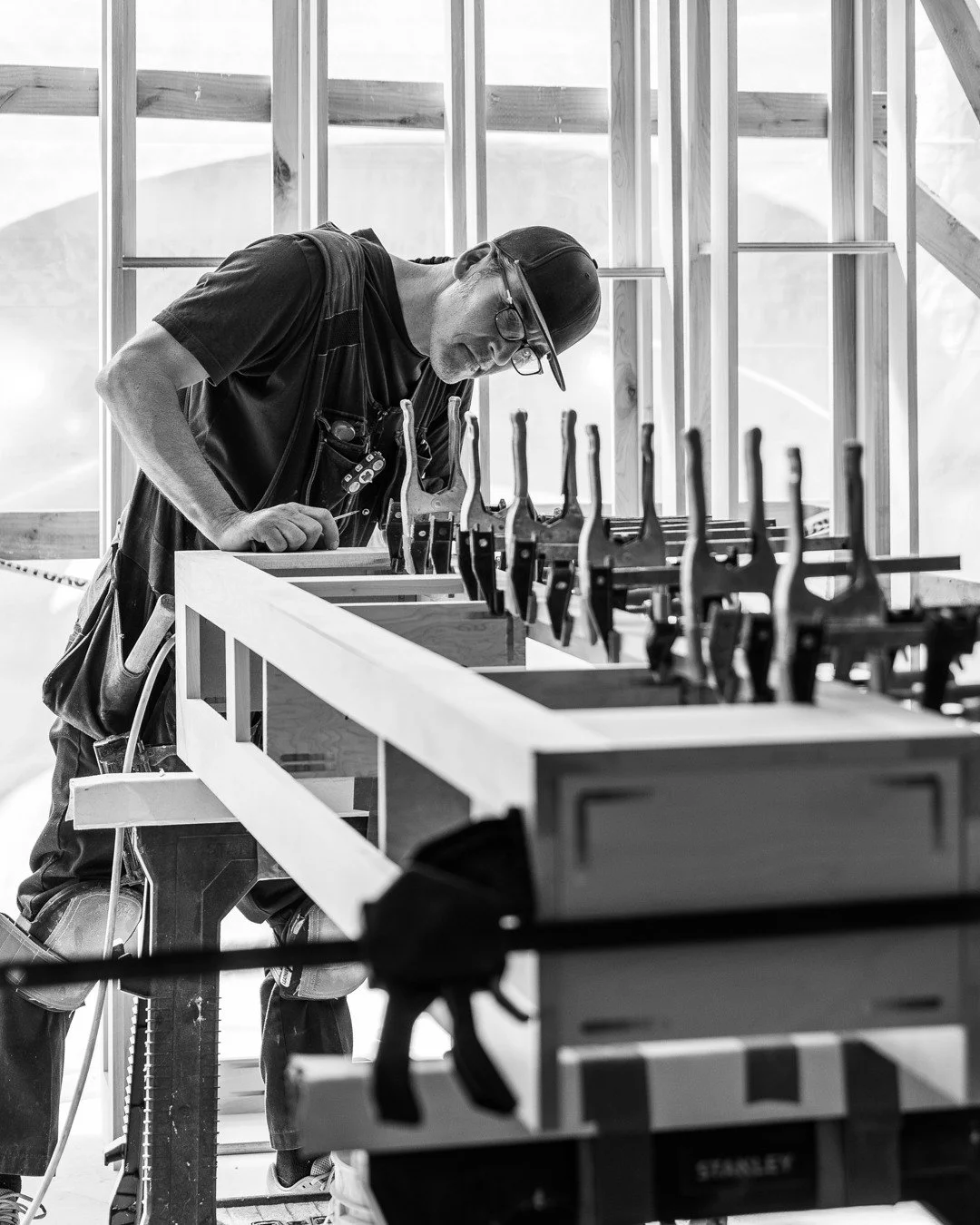 Foto Finish Friday: the millwork is CNC cut with uncompromising precision at the shop, then brought to the jobsite to be installed by expert carpenters&mdash;the human skill factor that makes all the difference. 

#truecraftbuilding #luxury #homedesi
