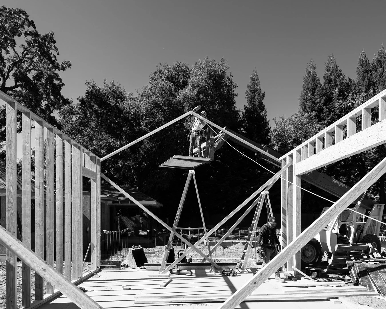 Foto Finish Friday: In Atherton, the main floor walls are going up in rapid succession. And the first sign of a house is taking shape.

#truecraftbuilding #luxury #homedesign #customhome #bayareabuilders #classicdesign #bayareahomes #californiahomes 