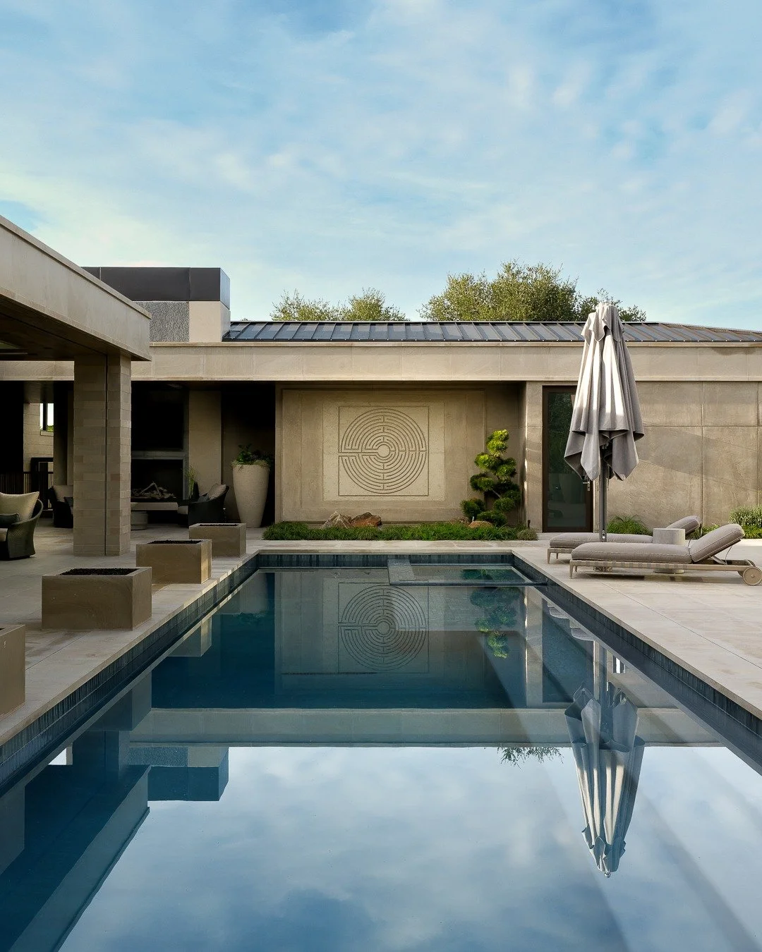 Built for Indian summers.

Contractor: @guildcraftbuilder 
Architecture @ehdesignllc 
Interior Design @the_wiseman_group 
Landscape Architect: @place_la 
Photography: Steven Perham

#ehdesignllc #cooritalia #luxury #homedesign #customhome #bayareabui