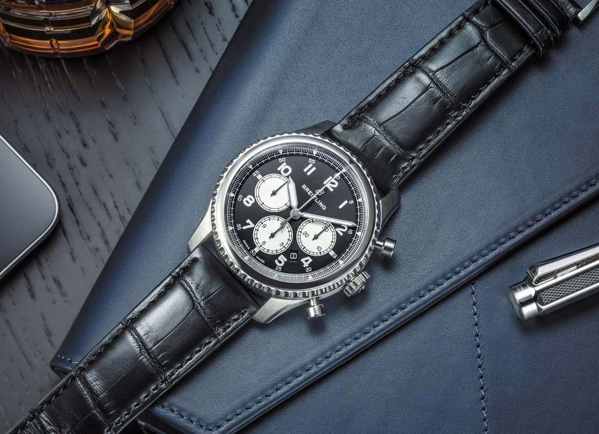 Navitimer 8 B01 Chronograph with black dial and black alligator strap_03.jpg