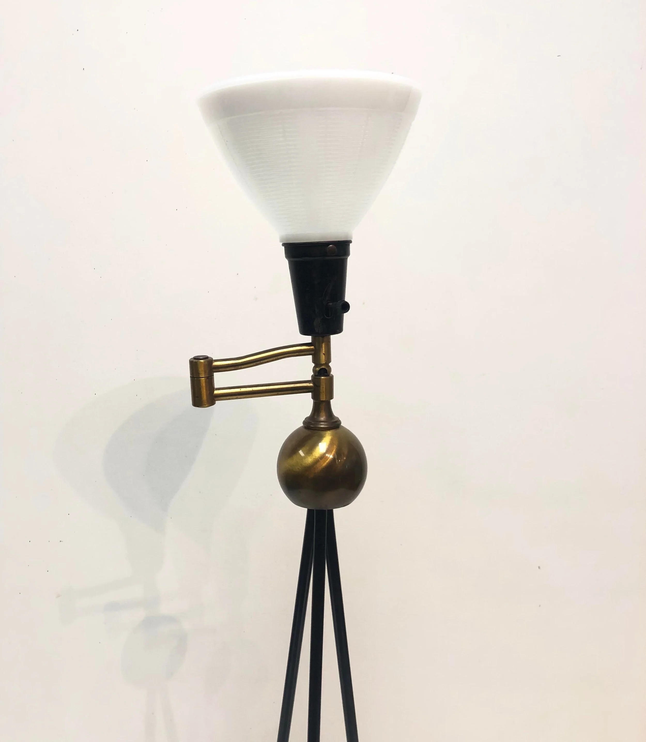 gerald-thurston-for-lightolier-brass-and-iron-floor-lamp-with-extendable-arm-9010.jpg