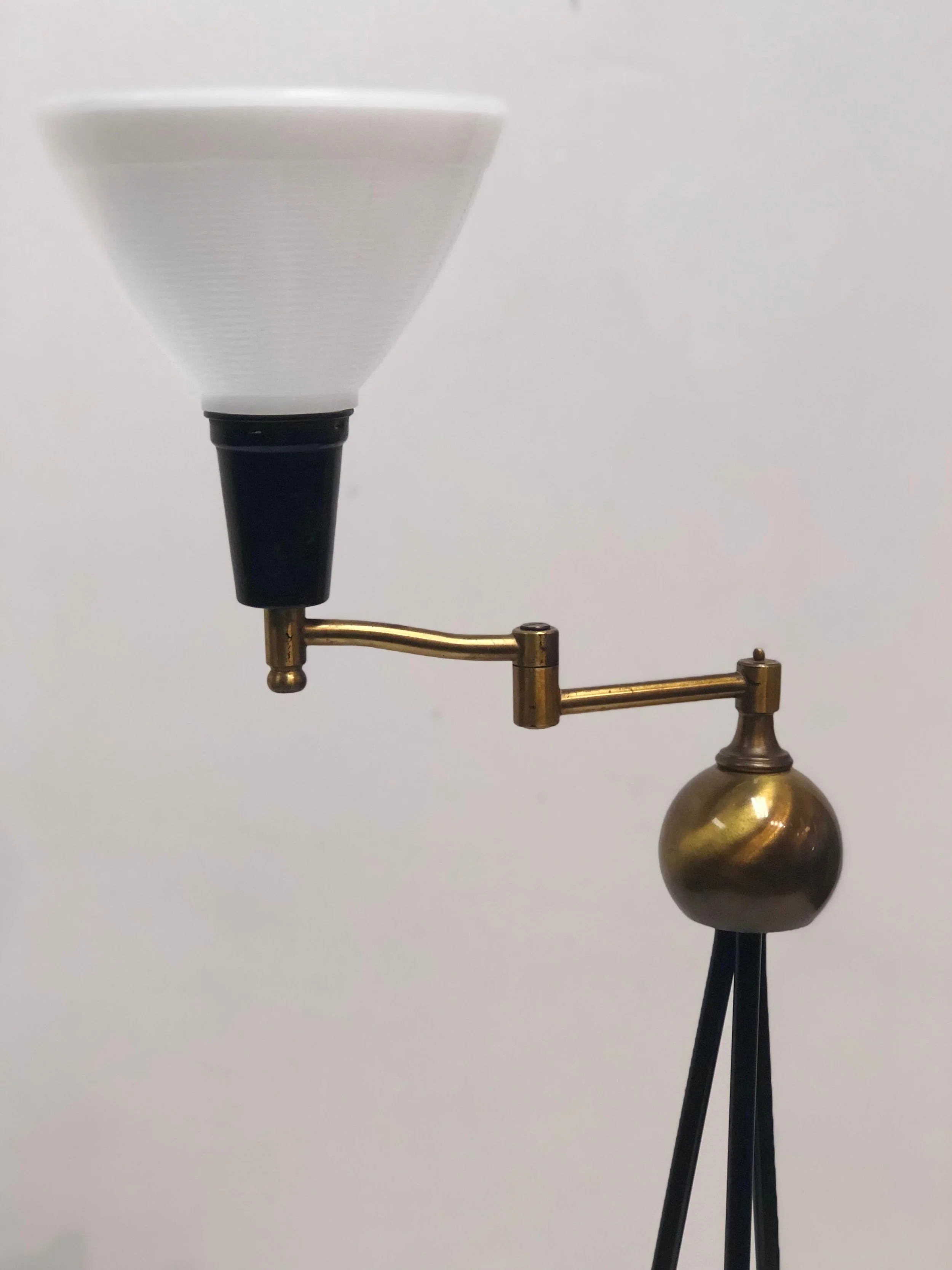 gerald-thurston-for-lightolier-brass-and-iron-floor-lamp-with-extendable-arm-0425.jpg