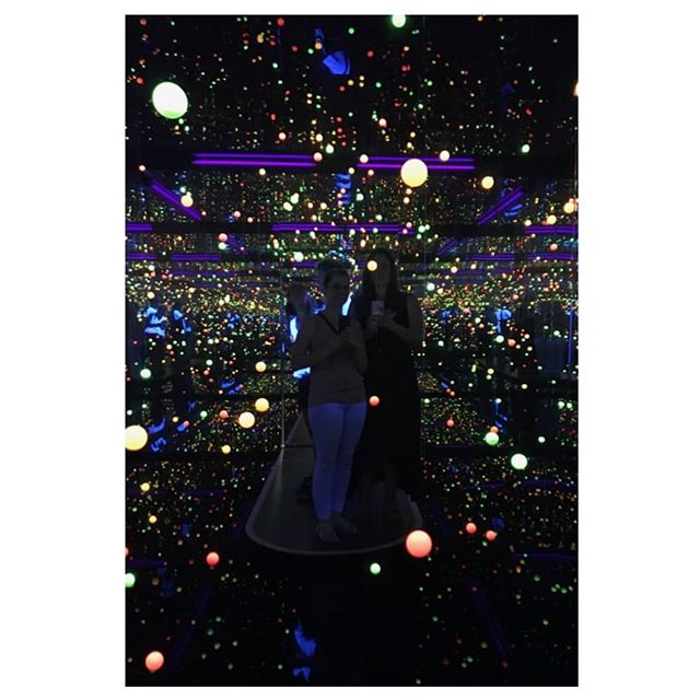 Reminiscing about that time I was floating in an infinite void of *SHINY* with @artsywhitten , take me back 🖤 ⠀⠀⠀⠀⠀⠀⠀⠀⠀⠀⠀⠀ ⠀⠀⠀⠀⠀⠀⠀⠀⠀⠀⠀⠀
#yayoikusama #45secondslastsalifetime #istbtstillathing #peanutandwattle