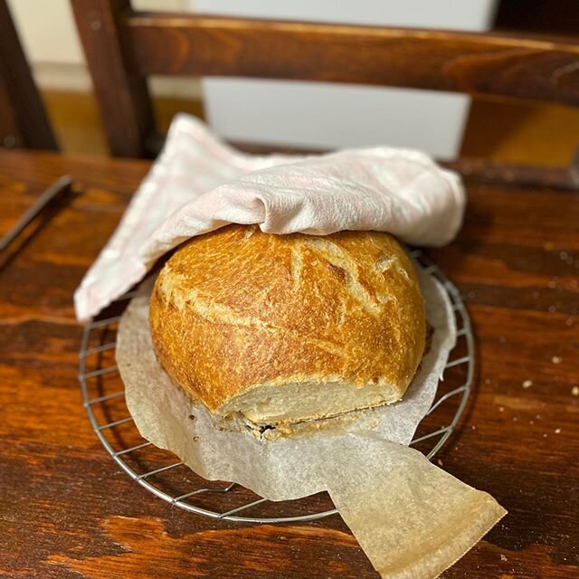 I do try and avoid being &lsquo;that guy&rsquo;...as in the one who boasts about everyday normal things that genuinely interesting people do on a daily basis...but after many years of unsuccessful sourdough loafs: I finally nailed one!
.
Thanks to @m