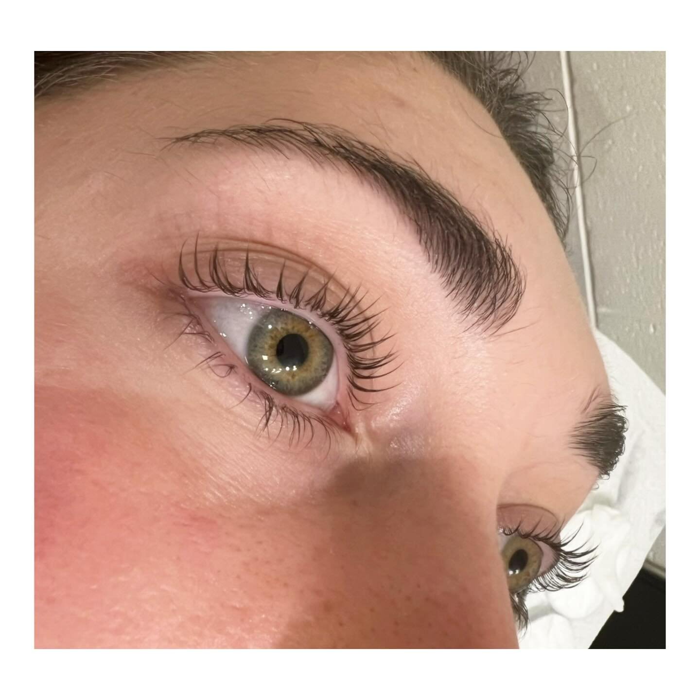 ✨ Lash lifts are the low-maintenance girlie&rsquo;s answer to extensions 👏🏼

If you love the look of long, curled lashes but don&rsquo;t want the upkeep of extensions, a lash lift might just be your new BFF. It&rsquo;s your natural lashes, but bett