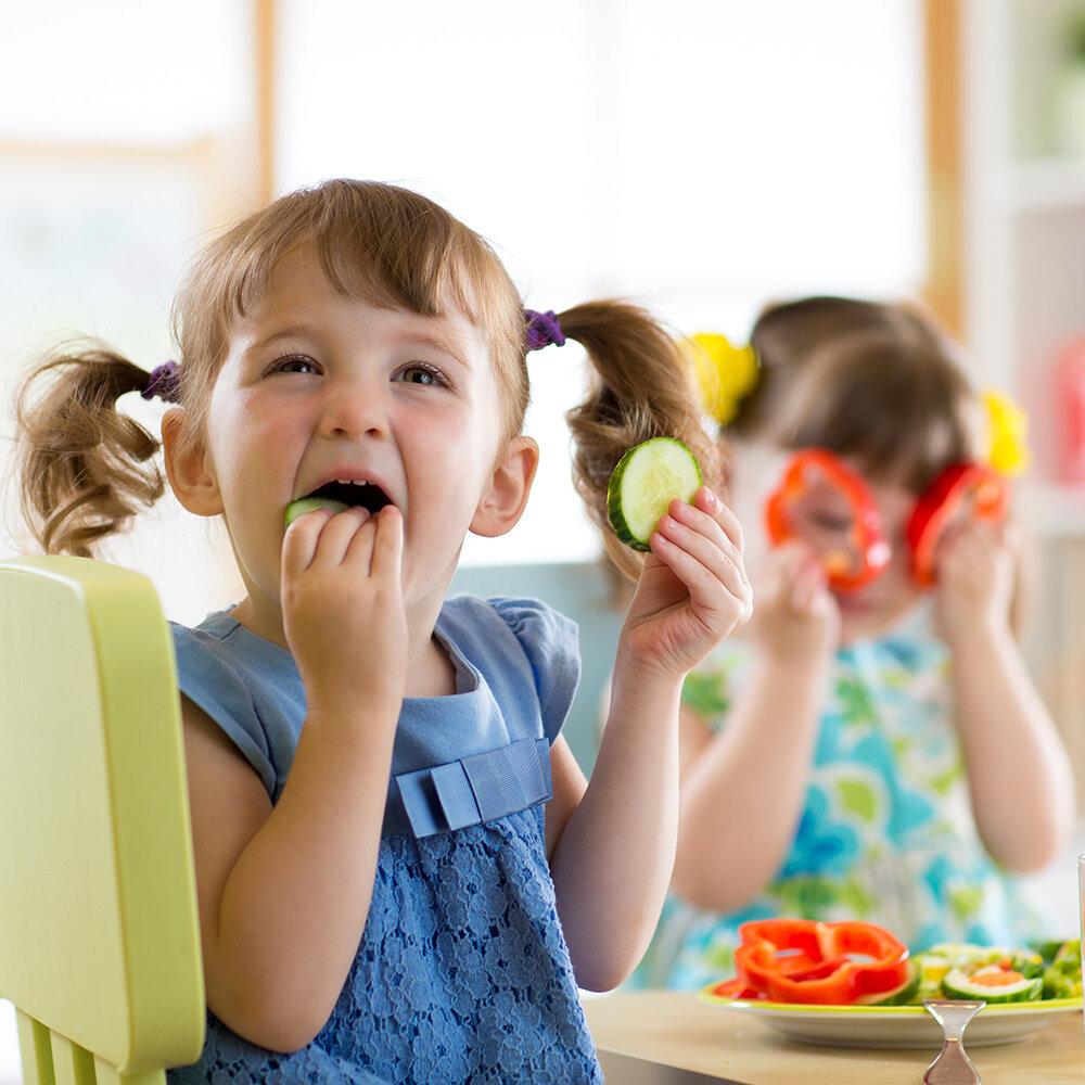 Как научить жевать кусочки. Питание детей. Ребенок ест. Ребенок завтракает. Дети завтракают в детском саду.