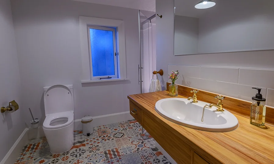 Upstairs Shared bathroom for Oregon & Jarrah Rooms.jpg