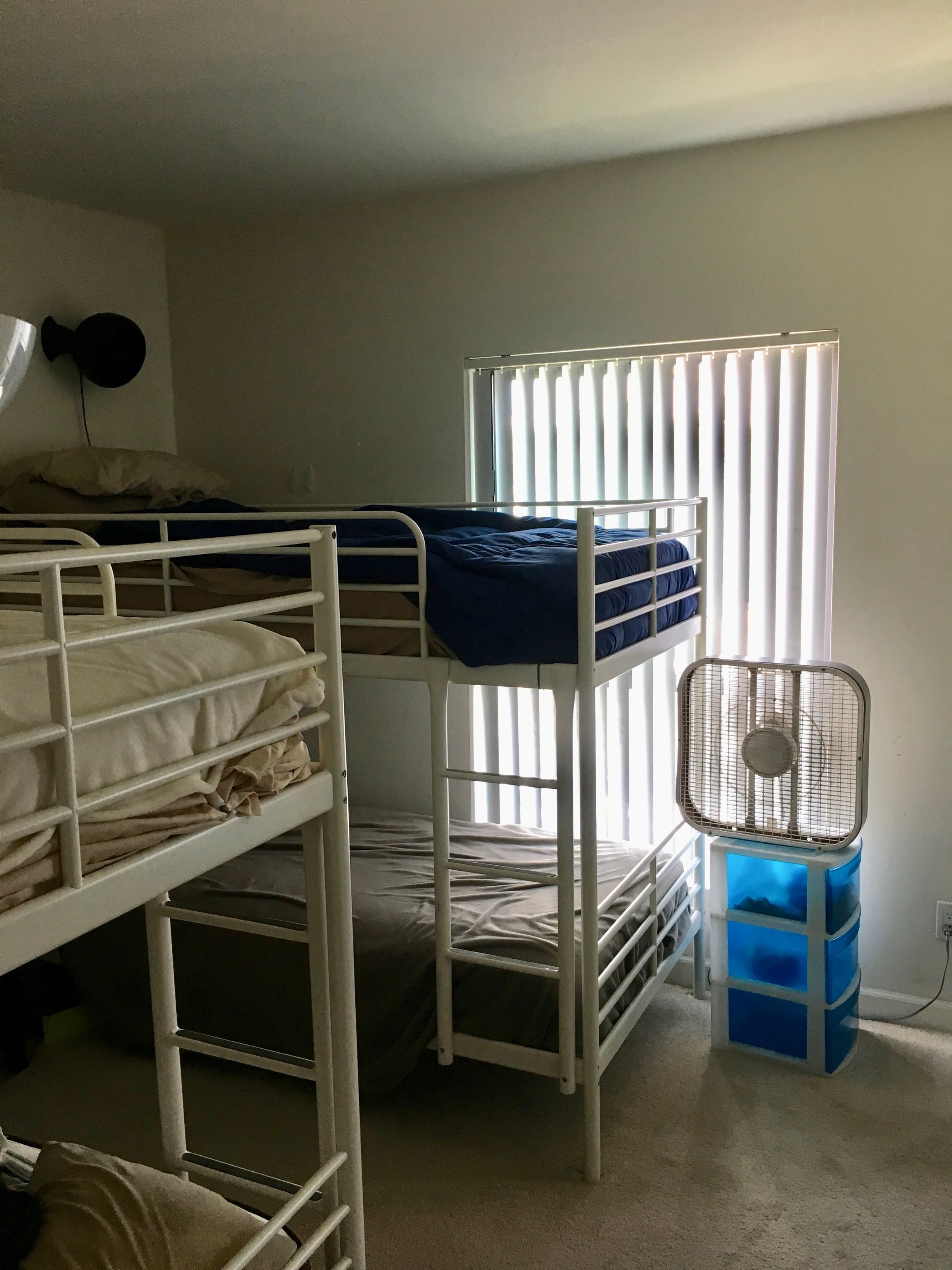 Four to six bunks per room