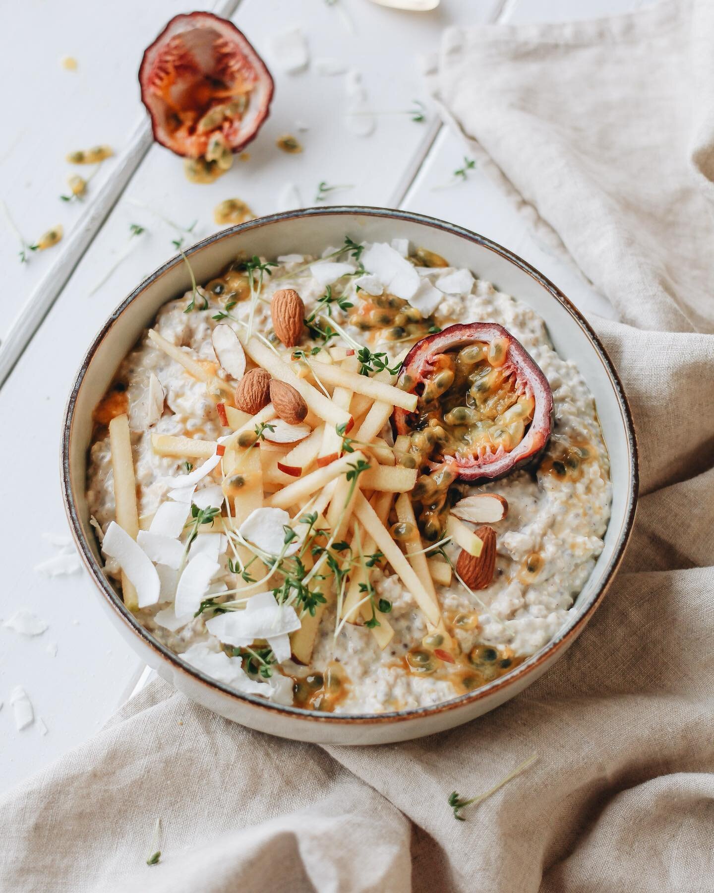 As the weather gets cooler and the days get shorter, many of us crave a warm, satisfying breakfast to start our day, and nothing gives off cozy vibes more than a nourishing bowl of homemade oatmeal. 🥣✨🫖

Oats are high in soluble fiber and an excell
